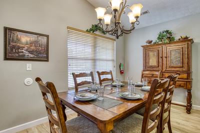 Lee's Creekside dining area