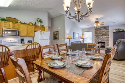 Lee's Creekside dining area and living room