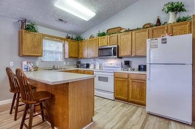 Lee's Creekside fully furnished kitchen and bar top