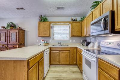 Lee's Creekside fully furnished kitchen