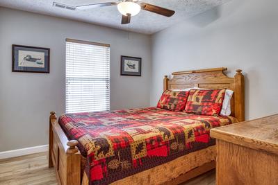 Lee's Creekside 2nd bedroom with queen size bed