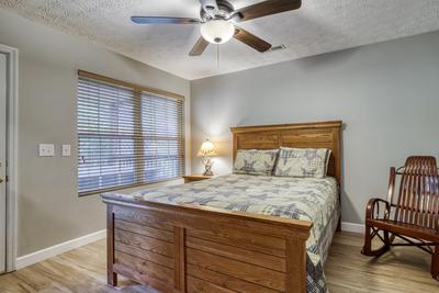 Lee's Creekside 3rd bedroom with queen size bed
