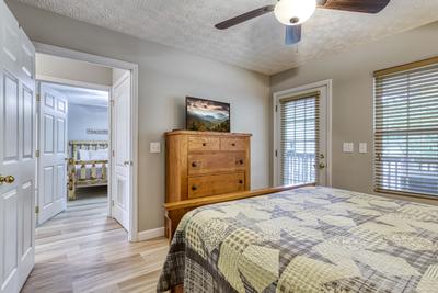 Lee's Creekside queen size bed in third bedroom