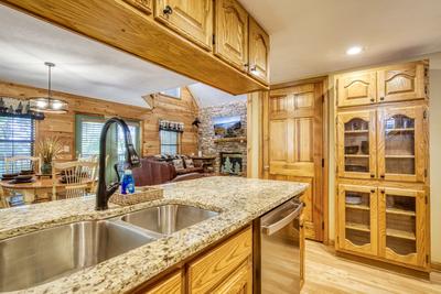 Forest Hollow fully furnished kitchen and bar top