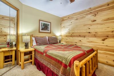 Forest Hollow main level bedroom with queen size bed