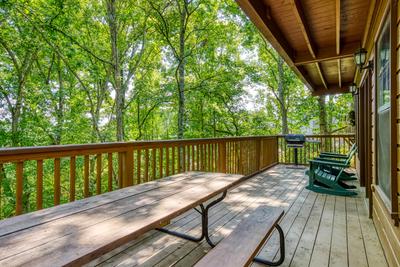 Forest Hollow main level deck with picnic table