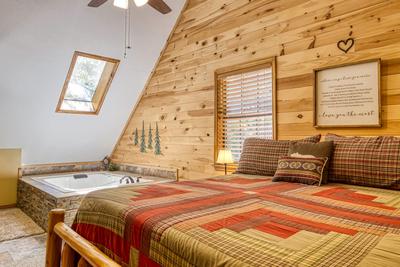 Forest Hollow King size bed and jacuzzi in upper level bedroom