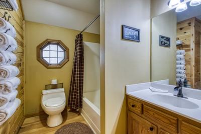 Forest Hollow upper level bathroom with tub/shower combo