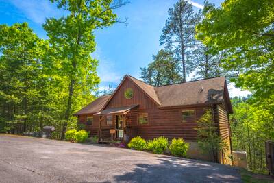 Beautiful Pigeon Forge Three Bedroom Chalet Rental-Has it all for A Beary Good Time