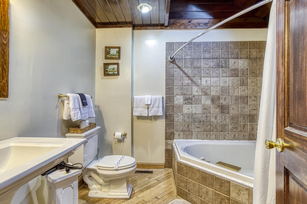 Gatlinburg Village Unit 201