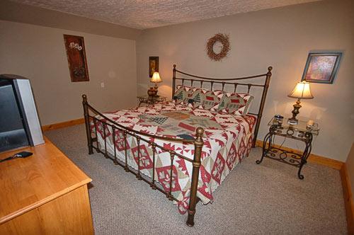 King Bed w/TV in Lower