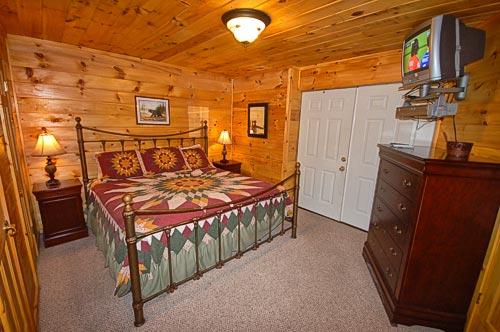 King Bed w/TV in Lower