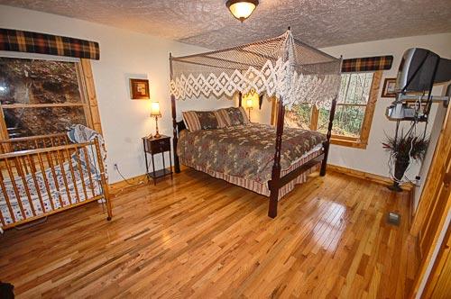 King Bed w/TV on main