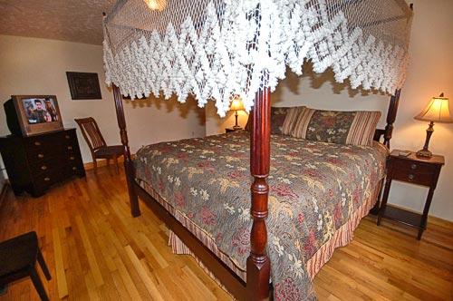 King Bed w/TV on main