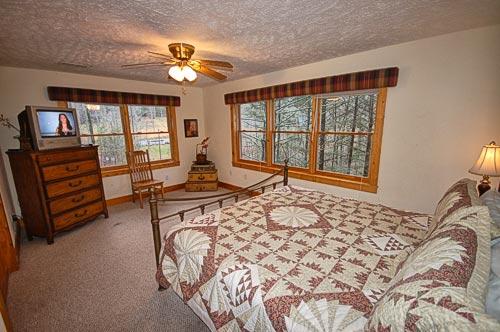 King Bed w/TV on Upper