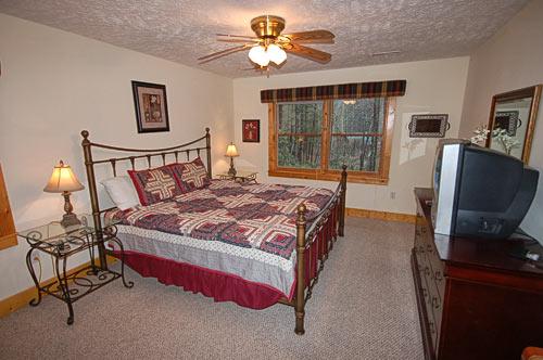 King Bed w/TV on Upper