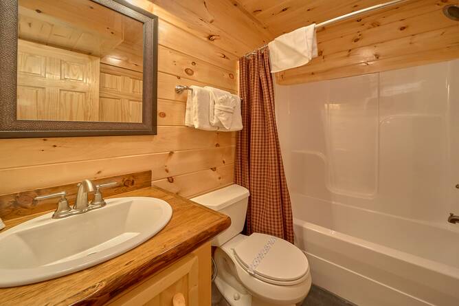 BEAR WITH ME Cabin Rental