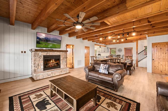 MOUNTAIN BREEZE MANOR Cabin Rental