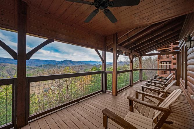 MOUNTAIN BREEZE MANOR Cabin Rental