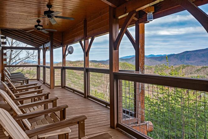 MOUNTAIN BREEZE MANOR Cabin Rental