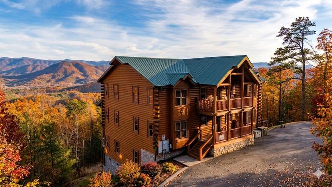AWESOME VIEW LODGE 12 Bedroom Cabin Rental