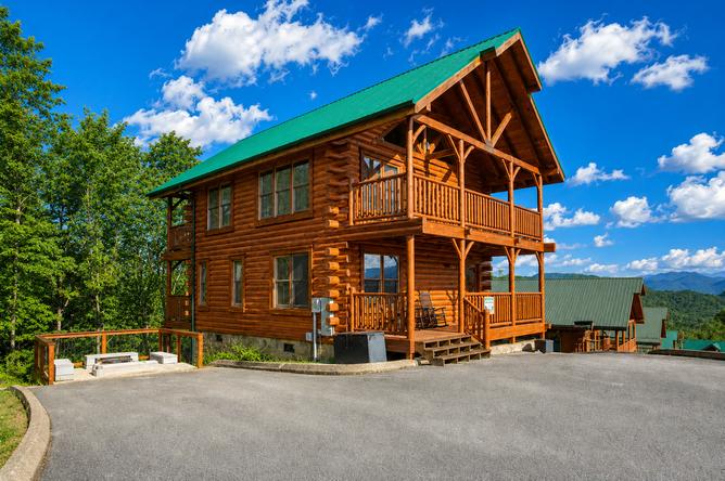 BEAR-RIFFIC VIEW  2 Bedroom Cabin Rental