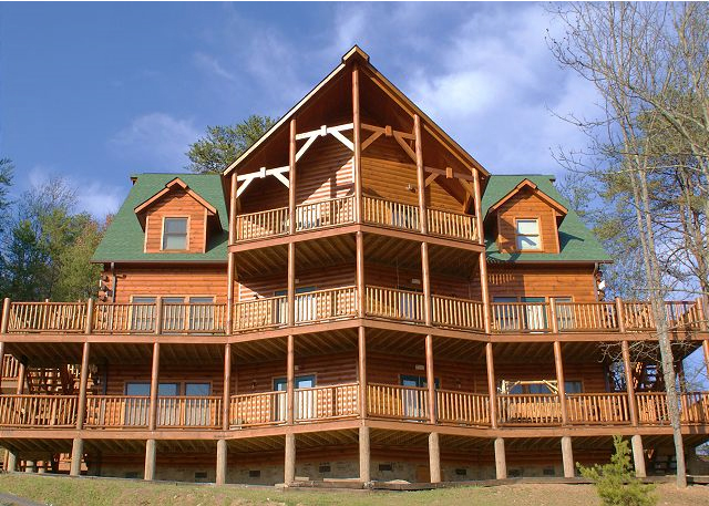 Big Bear Lodge - 12 BEDROOM Cabin In Pigeon Forge