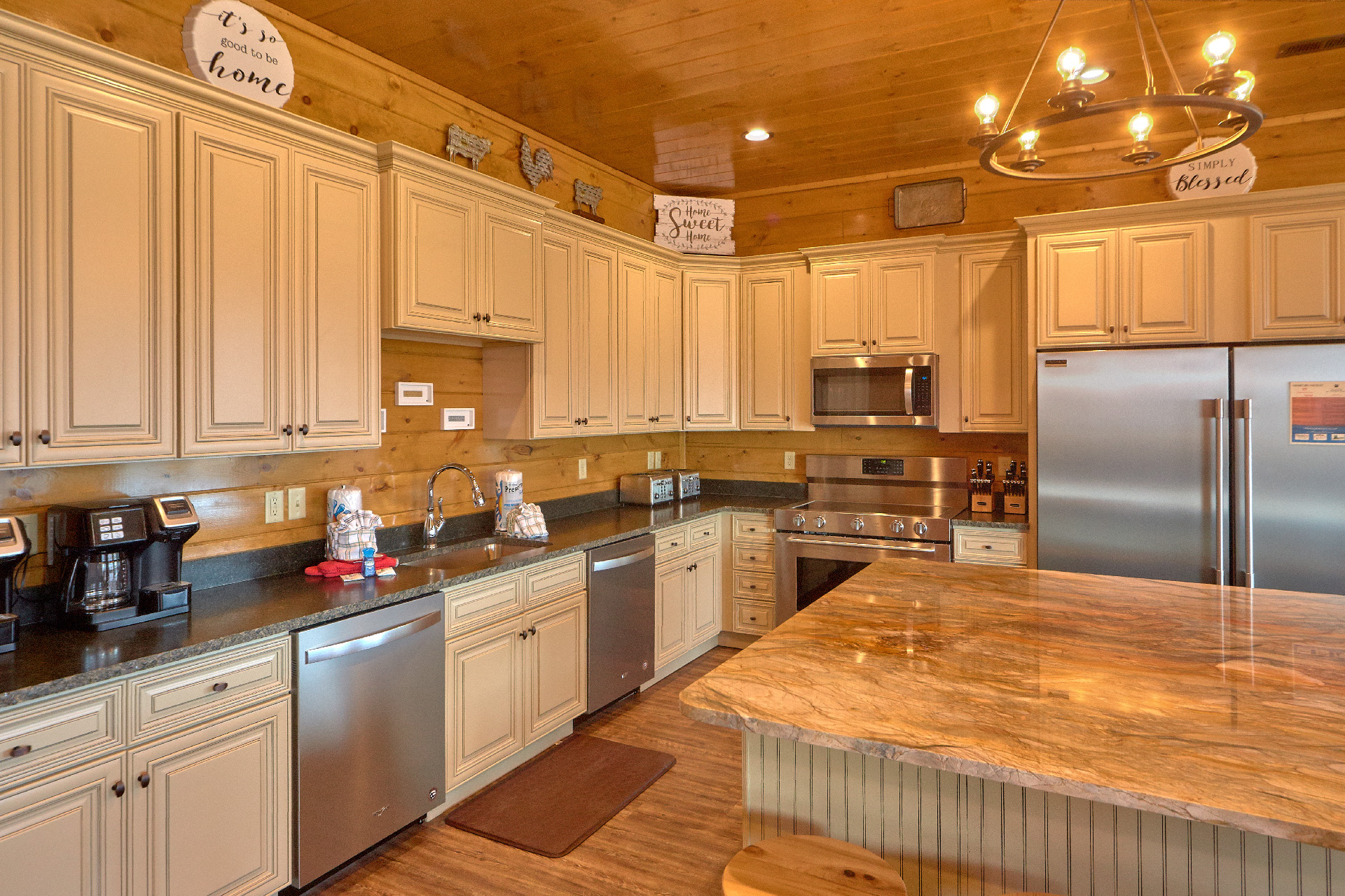 20 Bedroom, Sleeps 20, HIGHLANDS VIEW LODGE By Large Cabin Rentals