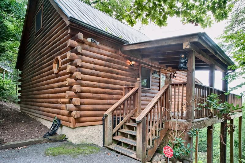 Exterior view of Bear Pause in Pigeon Forge