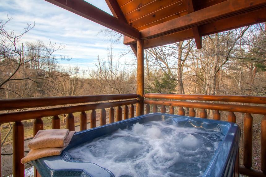 Pigeon Forge Cabin has a hot tub