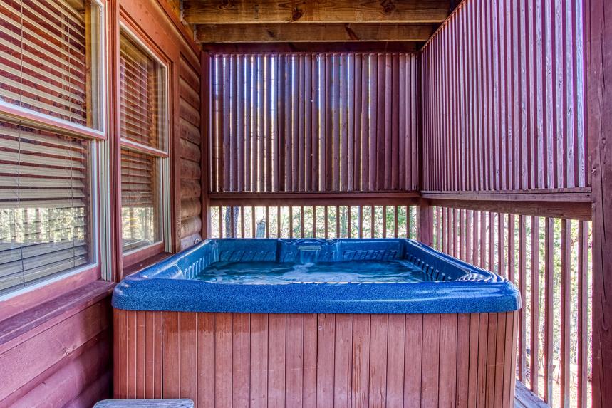 Hot tub at Morning Glory Cabin