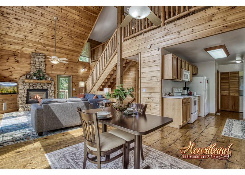 Gatlinburg Cabin - Monte Casa - Living and Dining Area