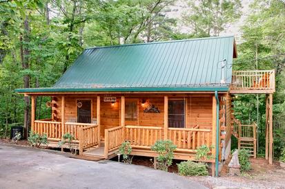 2 bedroom, 2 bathroom cabin in between Pigeon Forge and Gatlinburg