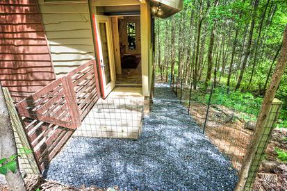 Pet friendly 1 bedroom cabin in between Gatlinburg and Pigeon Forge