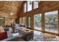 Gatlinburg Cabin - Monte Casa - Living Room View