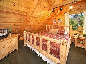 Mountain Meadows cabin bedroom
