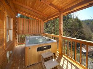 Mountain Meadows cabin hot tub