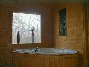 Knotty and Nice cabin Jacuzzi