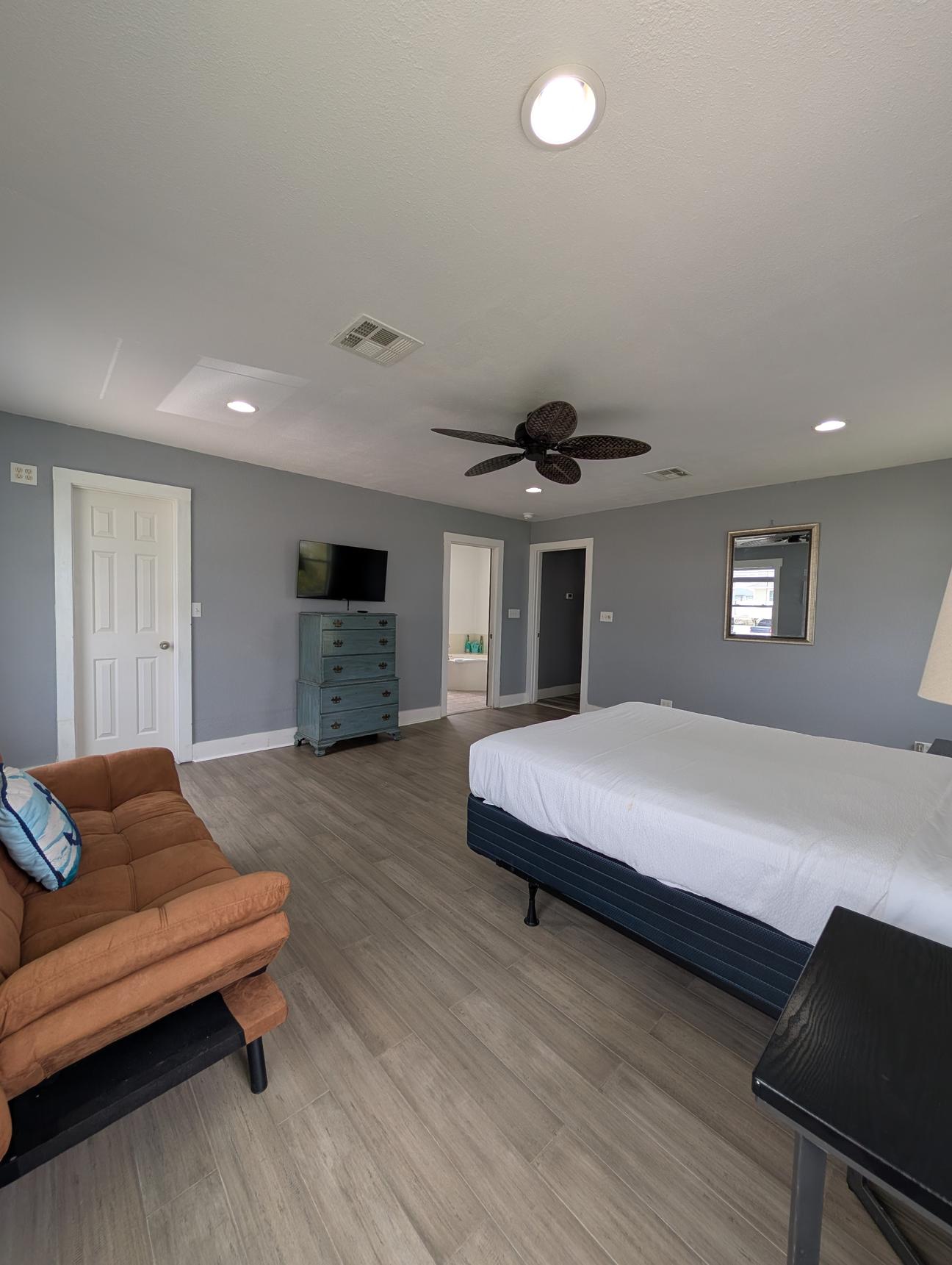 Queen bed, smart TV, futon
