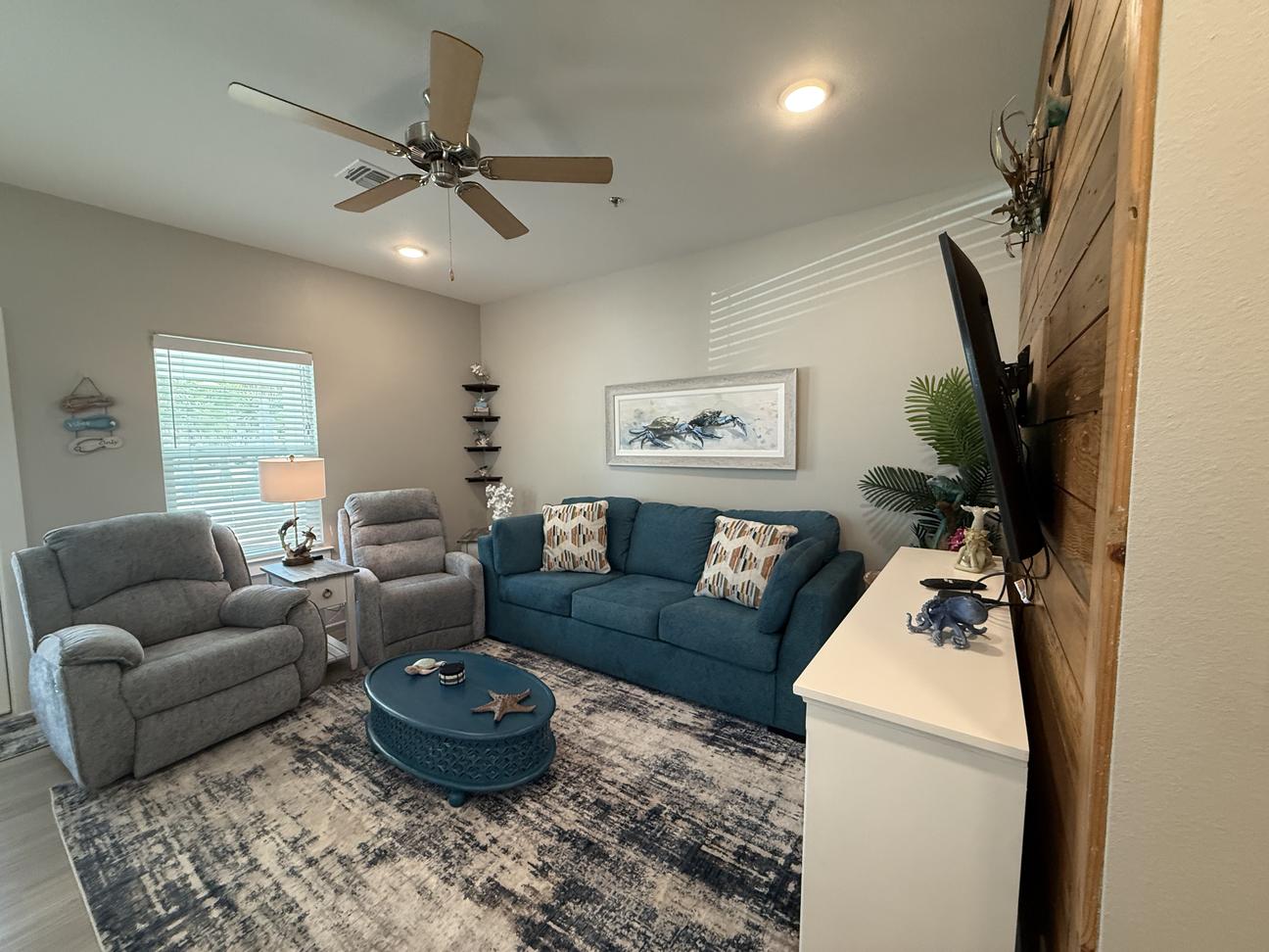 Coastal decor and furniture in the living room. 