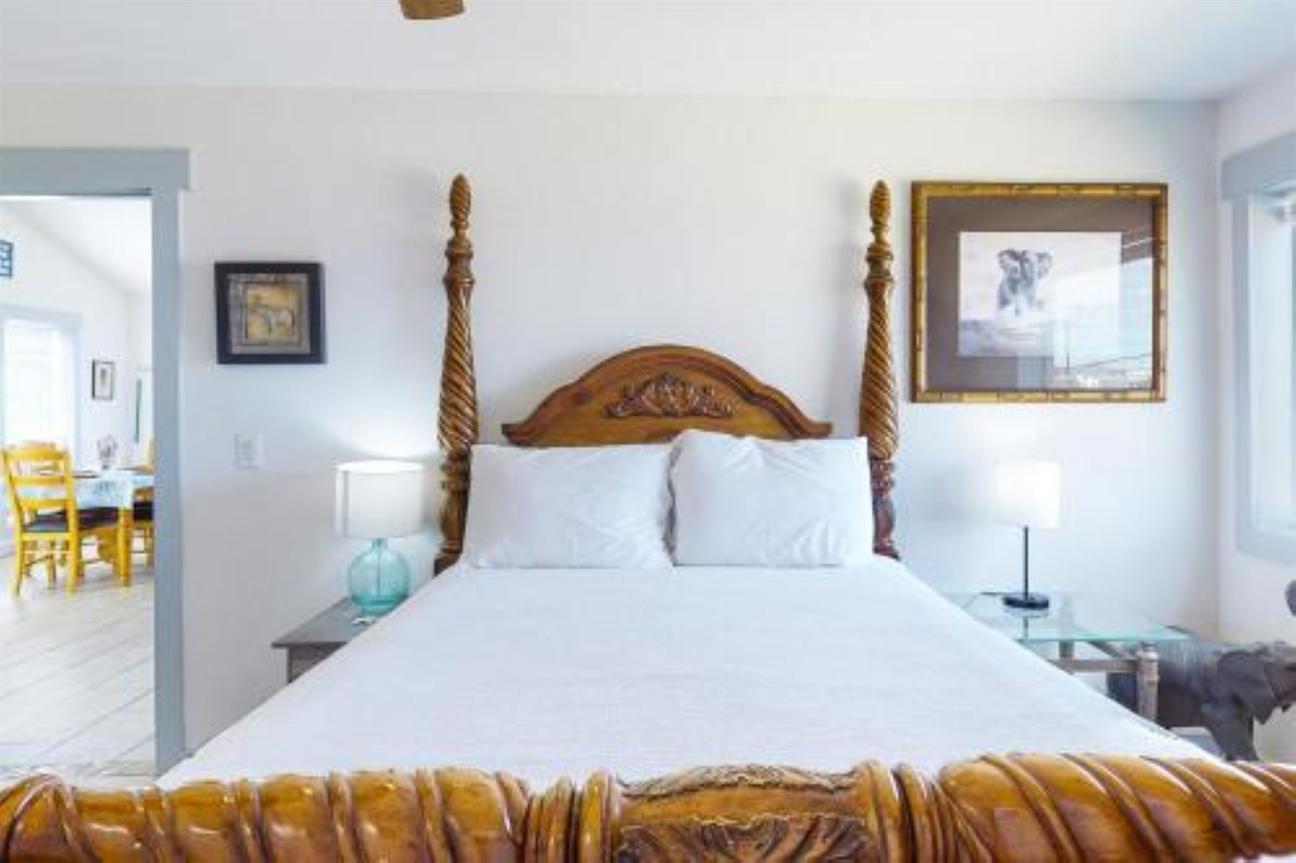 four poster queen bed