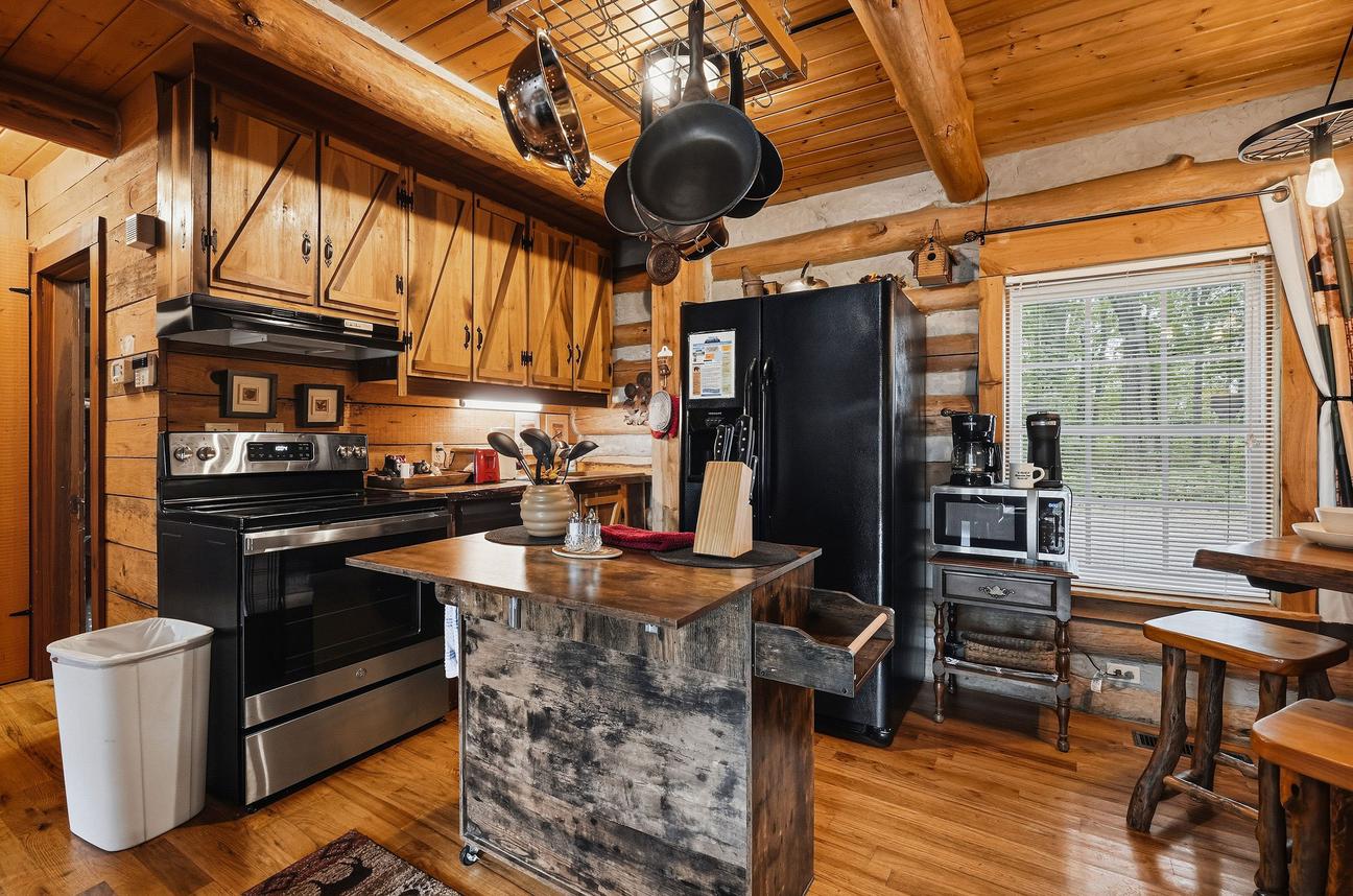 Pine Knot Cabin