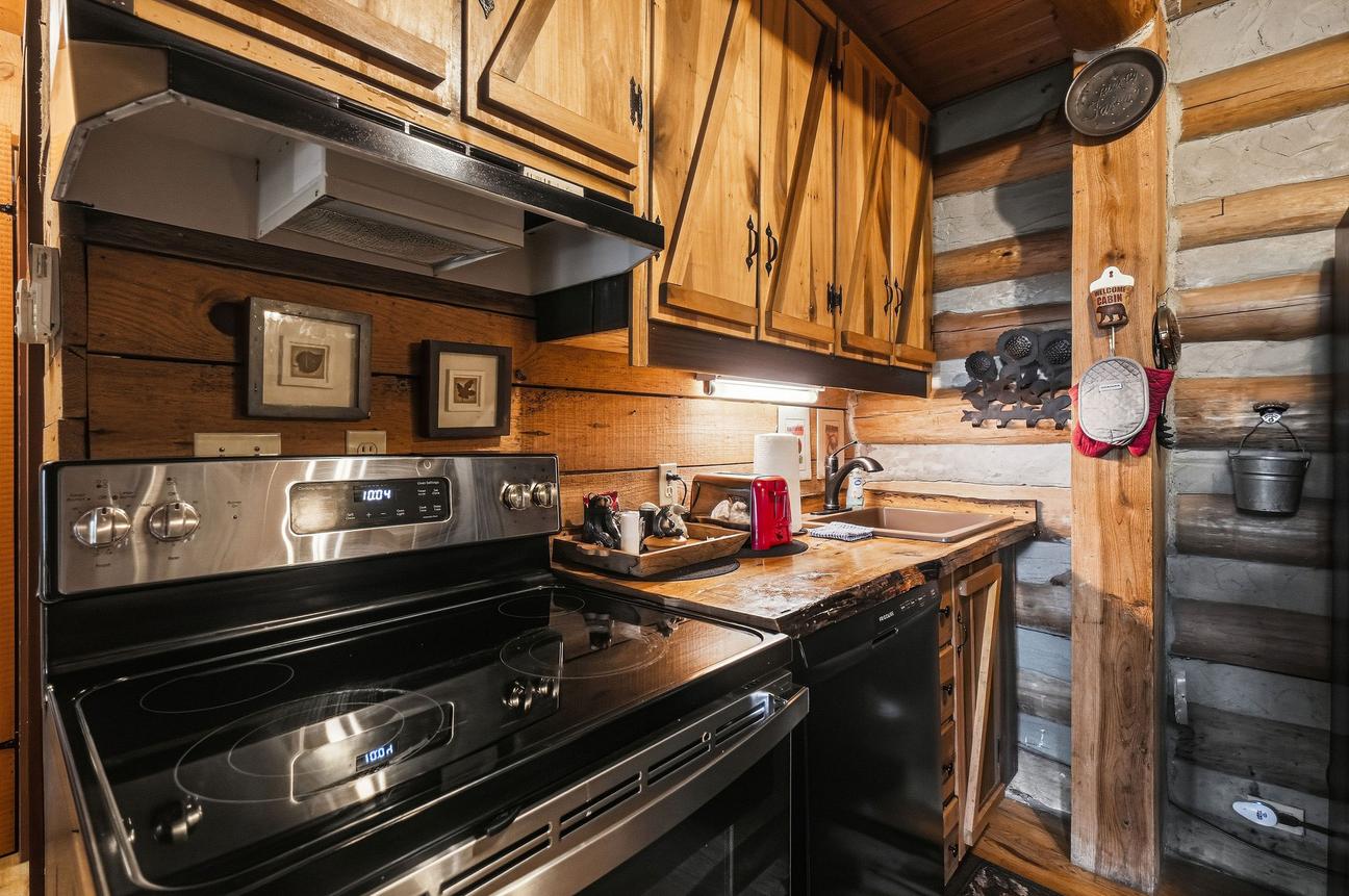 Pine Knot Cabin