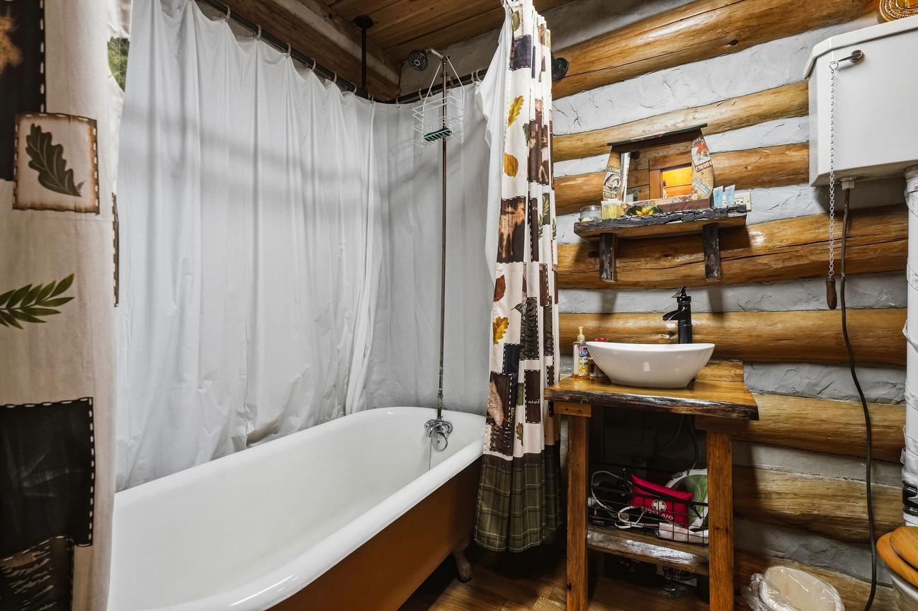 Pine Knot Cabin