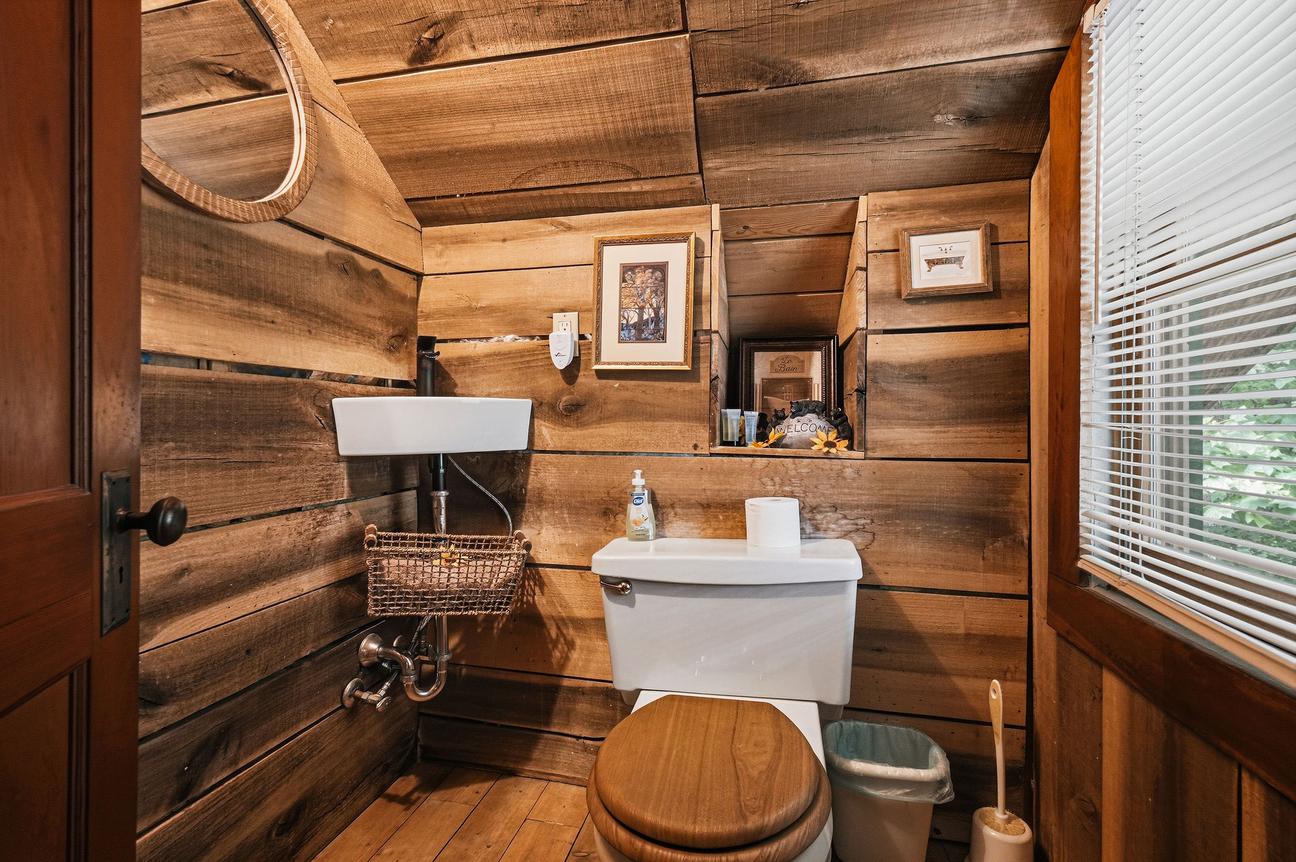 Pine Knot Cabin