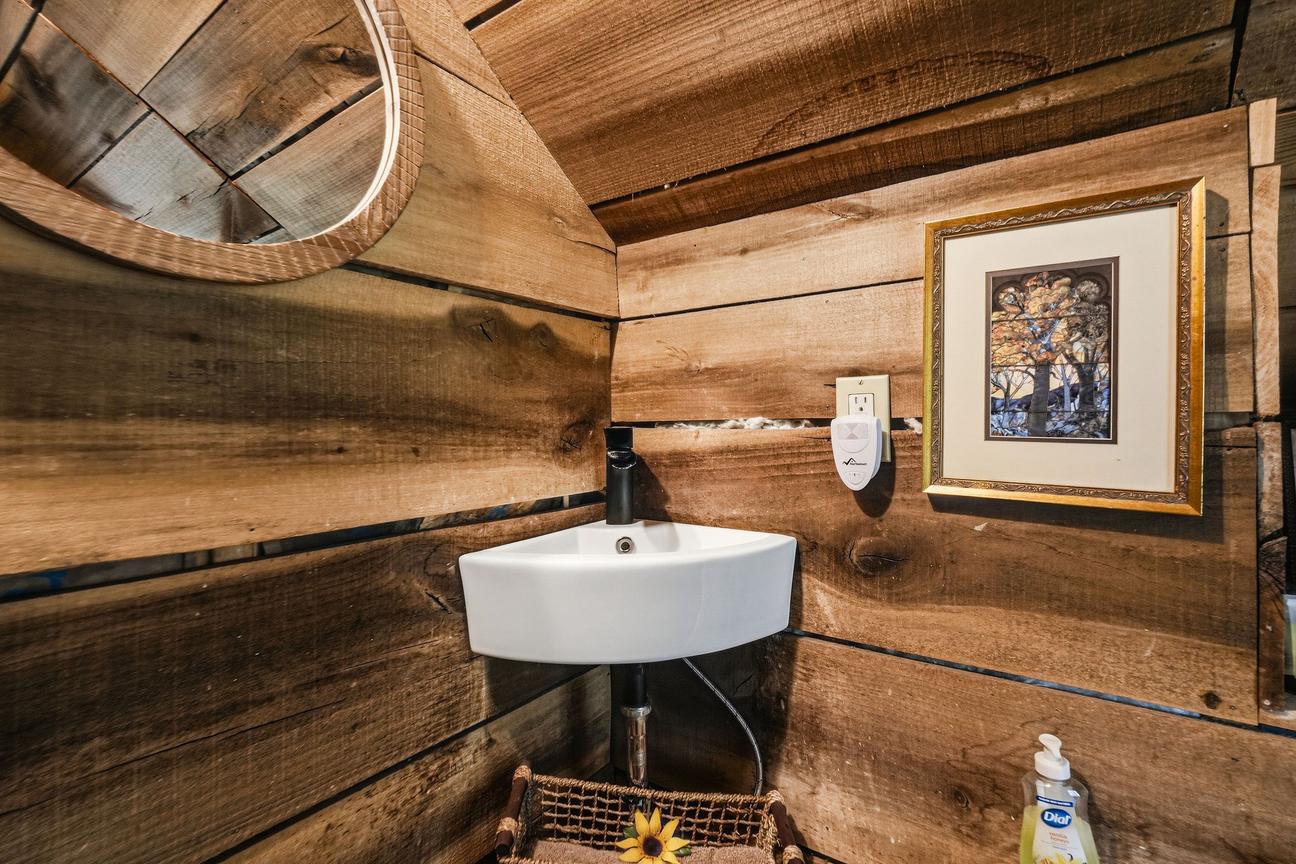 Pine Knot Cabin