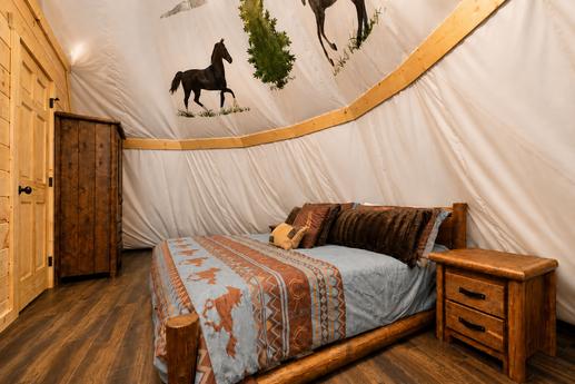 Photo of Mustang Manor King Style