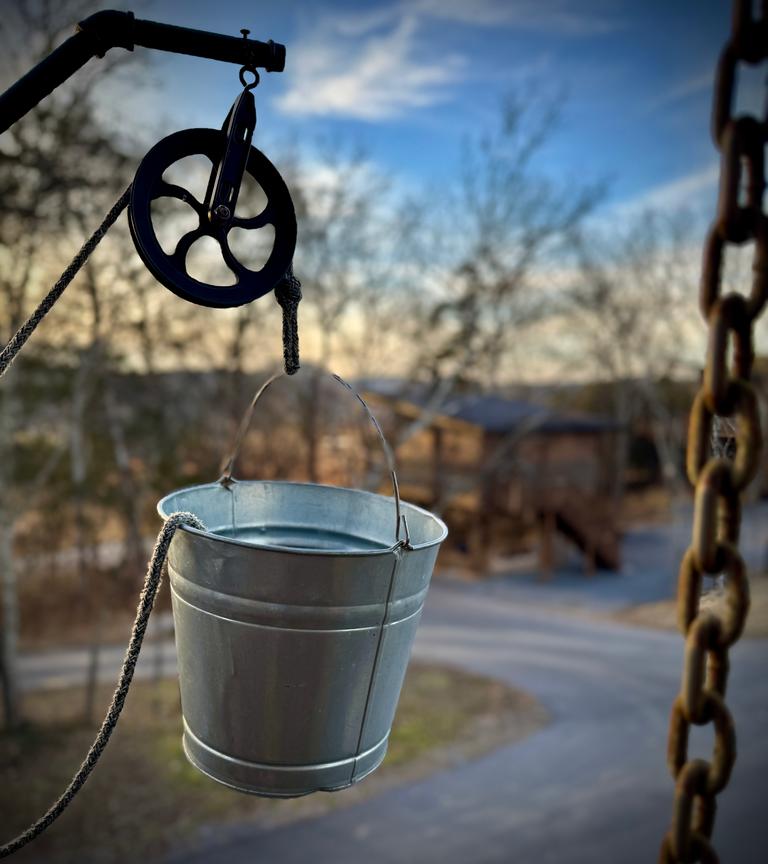 RAISE AND LOWER YOUR FAVORITE DRINKS AND SNACKS IN THE BUCKET PULLEY