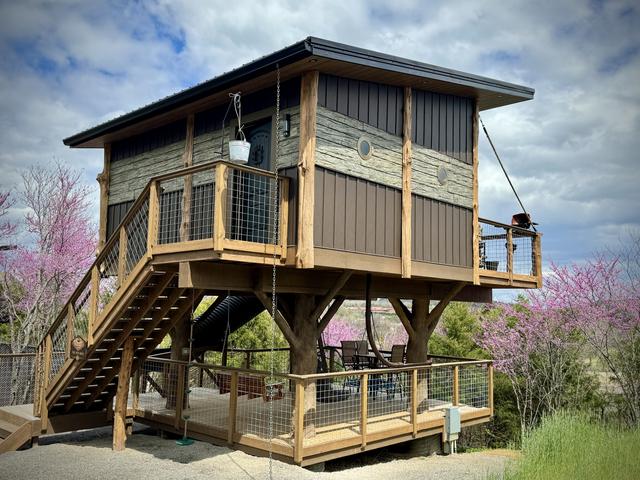 19TH HOLE MOUNTAIN VIEW TREEHOUSE - SLEEPS UP TO 6 - SANCTUARY TREEHOUSE RESORT IN THE SMOKIES
