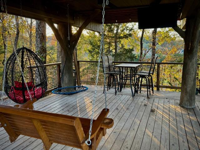 LOWER DECK - SWINGS - ROPE CLIMB - 50" TV - ESCAPE HATCH - SECRET LADDER - 20 FT SLIDE - TABLE TOP FOR 4 CONVENIENT TO SEVIERVILLE - PIGEON FORGE - GATLINBURG